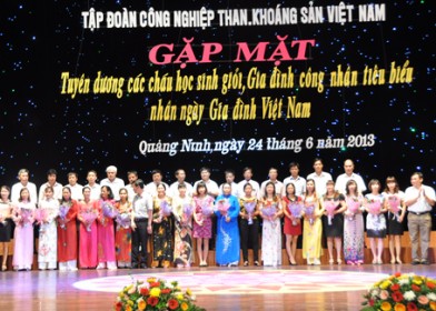 Tuyên dương 150 gia đình công nhân tiêu biểu và 530 con công nhân học giỏi